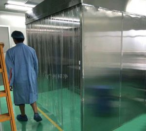 負壓稱量罩的空氣經過兩級過濾系統（高效過濾器除去99.99%的顆?！?．3μm以上的所有灰塵）進行自循環，設計符合藥廠GMP要求。